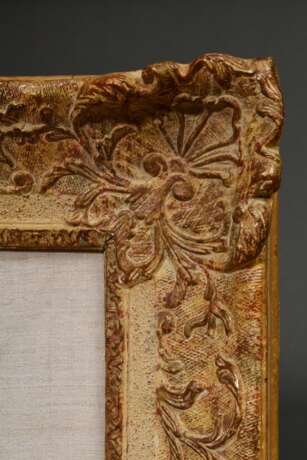 Paar französische Rahmen mit floralen Reliefs in der Voute, 18./19.Jh., Holz geschnitzt, gefasst und vergoldet, RM 81x63cm, FM 61x45cm - фото 2