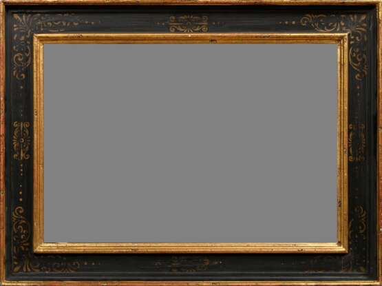 Schwarz gefasster Plattenrahmen mit gemalten Goldornamenten, 19.Jh., FM 39,6x56,8cm, RM 53,6x71cm, Alters- und Gebrauchsspuren - Foto 1