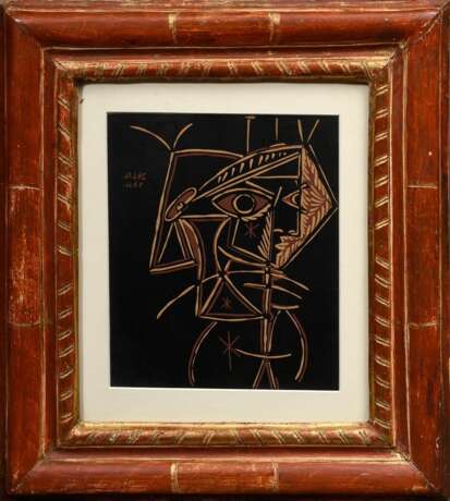 Bolusrote Wulstleiste, z.T. vergoldet, mit Linolschnitt „Tête de Femme“ 1959/1962 nach Pablo Picasso (wohl aus Picasso Linogravures), FM 35,3x29,4cm, RM 49x42,5cm, leichte Atersspuren - photo 1
