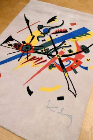 Kandinsky, Wassily (1866-1944) Wandteppich "Kleine Welten I", getuffte Wolle nach einer Arbeit von 1922, u. sign./dat., verso Klebeetikett "EGE AXMINISTER A/S Denmark 1988, The 20th Century collection Ege … - Foto 2