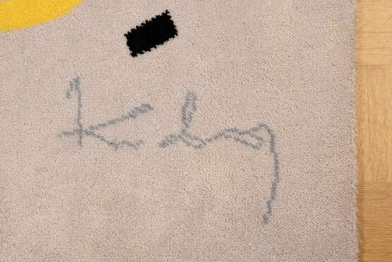 Kandinsky, Wassily (1866-1944) Wandteppich "Kleine Welten I", getuffte Wolle nach einer Arbeit von 1922, u. sign./dat., verso Klebeetikett "EGE AXMINISTER A/S Denmark 1988, The 20th Century collection Ege … - Foto 3