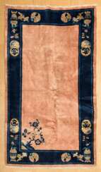 Peking Brücke mit apricotfarbenem Feld und dunkelblauer Bordüre mit Cash Münzen und Blumen Dekorationen, China um 1920, 148x90cm, Flor an einer Stelle min. verloren