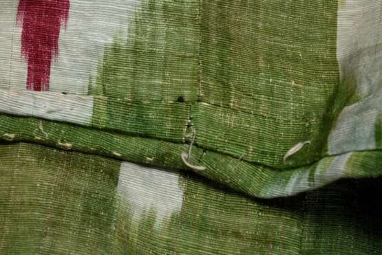 2 Teile Original uzbekischer Kaftan-Mantel (L. 114cm, Schulterbreite 62cm) mit passender Kappe (Ø 18cm) in grün-weiß-purpur Ikatstoff, Anfang 20.Jh., Baumwoll Mantelfutter leicht defekt - Foto 7