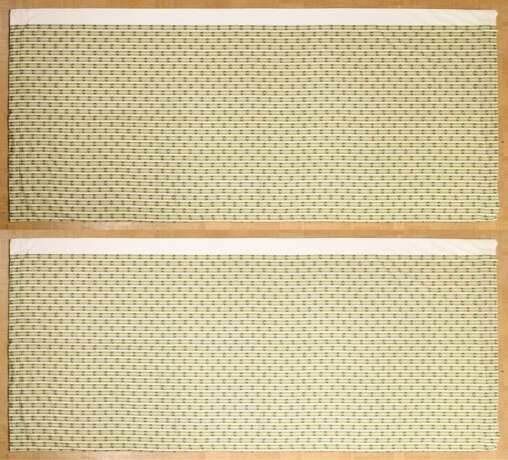 Paar Vorhangschals aus Le Manache Stoff "Rochambeau" in Grüntönen, nach Vorbild des ausgehenden 18.Jh., Reedition von 1983, hell unterfüttert, 310x130cm, neu angefertigt, unbenutzt - Foto 1
