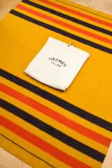Hermès Wolldecke &quot;Rocabar&quot;, ockerfarbig mit marineblauen und korallenroten Streifen in bedruckter Leinen Tasche &quot;Hermès Sellier&quot;, 175x150cm, kleine Gebrauchsspuren, gereinigt