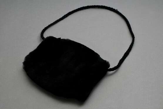 Gerupfter schwarzer Nerz Muff mit Umhängeband und Innentasche, Gabriella Frattini, L. 30cm - фото 1