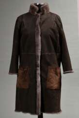 Modischer Manzoni24 Nerz Wendemantel mit Dreiviertelarm und beidseitig aufgesetzten Taschen, Fell dunkelgrau gefärbt, dunkelbraunes Leder, Italien, Gr. 40