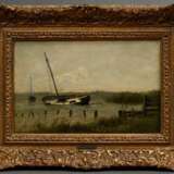 Leistikow, Walter (1865-1908) „Gekentertes Segelboot am Ufersaum“ 1884, Öl/Leinwand, u.r. sign./dat., verso auf Klebeetikett bez., Prunkrahmen, 25,6x39,8cm (m.R. 43x57cm) - фото 2