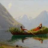 Dahl, Hans (1849-1937) „Kahnfahrt auf dem Fjord“, Öl/Leinwand, u.r. sign., verso auf Klebeetikett "Galerie Commeter/Hbg." bez., Prunkrahmen (leicht berieben), 46,5x75,5cm (m.R. 72,5x100,5) - фото 1
