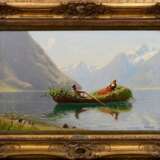 Dahl, Hans (1849-1937) „Kahnfahrt auf dem Fjord“, Öl/Leinwand, u.r. sign., verso auf Klebeetikett "Galerie Commeter/Hbg." bez., Prunkrahmen (leicht berieben), 46,5x75,5cm (m.R. 72,5x100,5) - фото 2