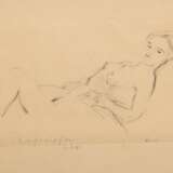 17 Mayershofer, Max (1875-1950) "Weibliche Aktzeichnungen", Kohle, je sign., je im Passepartout montiert, in Klappmappe, BM ca. 14,5x20-31x43cm (m.PP. 30x45-33x49cm), z.T. fleckig und kleine Defekte, Provenienz… - фото 19