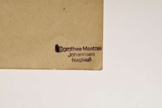 Maetzel-Johannsen, Dorothea (1886-1930) "Mädchenbildnis" um 1927, Bleistift, verso Nachlassstempel/bez., im Passepartout montiert, 26x17,2cm (m.PP. 50x35cm), leicht vergilbt, min. fleckig, Nachlass Moni… - Foto 3