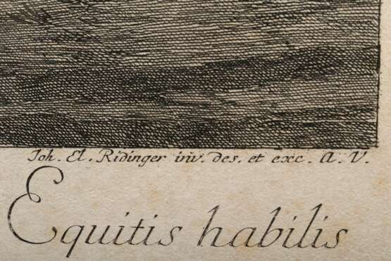 Ridinger, Johann Elias (1698-1767) „Die Postur eines Reuters wie er zierlich u: gut zu Pferd size soll“, Kupferstich, u. i.d. Platte sign., u. auf frz./dt./lat. bez., 55,5x40,7cm (m.R. 73x53cm), fleckig - фото 3