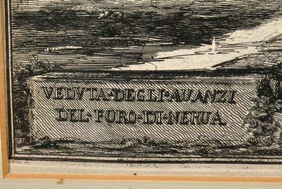 Piranesi, Giovanni Battista (1720-1778) "Veduta degli Avanzi del Foro di Nerva" 1770, Radierung, u.r. i.d. Platte sign., verso bez., 48x70,5cm (m.R. 66x88,3cm), Mittelfalz, leichte Altersspuren - photo 3