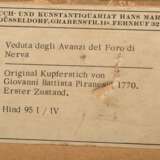 Piranesi, Giovanni Battista (1720-1778) "Veduta degli Avanzi del Foro di Nerva" 1770, Radierung, u.r. i.d. Platte sign., verso bez., 48x70,5cm (m.R. 66x88,3cm), Mittelfalz, leichte Altersspuren - photo 5