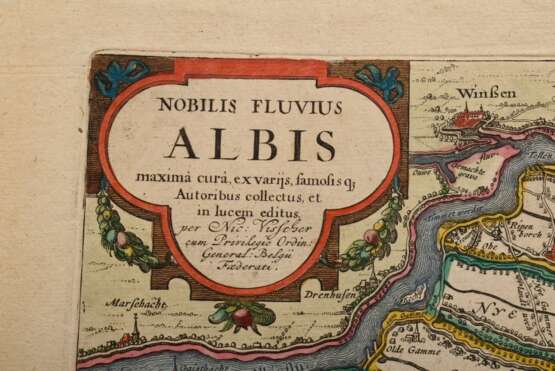 Visscher, Nicolaus (1618-1709) "Nobilis Fluvius Albis..." (Flußlauf der Elbe von Hamburg bis zur Nordsee, mit kleinem Hamburg Panorama), color. Kupferstich, PM 40,8x52,4cm, BM 51,8x60,5cm, Mittelfalz, Defekte - photo 2