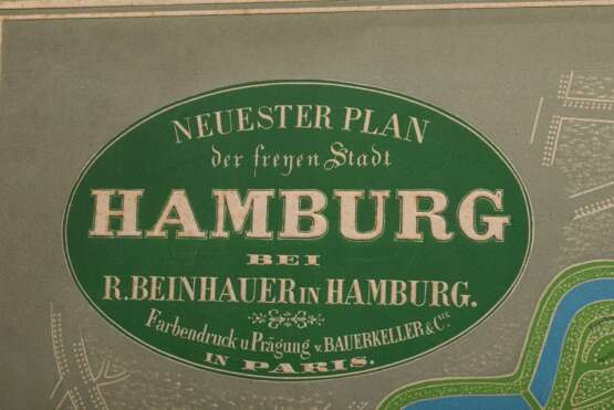 Unbekannter Künstler des 19.Jh. "Neuester Plan der freyen Stadt Hamburg" um 1840, color. und geprägte Lithographie, Druck Bauerkeller & Cie/ Paris, im Passepartout montiert, verso Slg.-Stempel u.a. "Ha… - photo 2