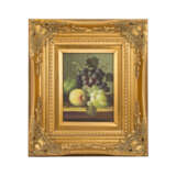 KLEIN (?, undeutlich signiert; Maler/in 20. Jahrhundert), "Stillleben mit blauen und weißen Weintrauben und Pfirsich", - Foto 2