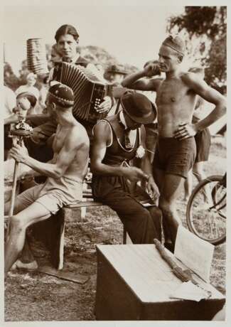 Schorer, Joseph (1894-1946) "Strandfest Blankenese", Fotografie, auf Karton montiert, u. bez., verso gestempelt und Klebeetikett, 17,8x12,7cm (35x24,8cm), leichte Altersspuren - Foto 1