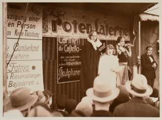 Schorer, Joseph (1894-1946) &quot;Hamburger Dom&quot;, Fotografie, auf Karton montiert, u. bez., verso gestempelt und Klebeetikett, 12,7x17,8cm (24,8x35cm), leichte Altersspuren