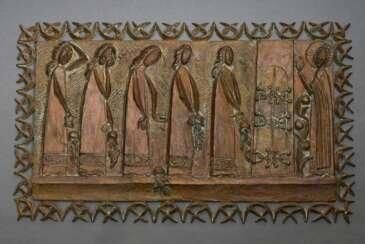 Baron, Josef (1920-2020) &quot;Kluge und törichte Jungfrauen&quot; 1973, Bronzerelief, Teil des linken Türflügels im Kirchenportal Sankt Answer/ Ratzeburg, 68x40cm