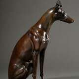 Reschke, Carl (1872-?) "Sitzender Windhund" 1910, Bronze, auf der Plinthe bez./dat., H. 36cm - Foto 2