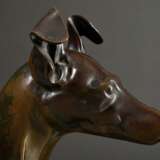 Reschke, Carl (1872-?) "Sitzender Windhund" 1910, Bronze, auf der Plinthe bez./dat., H. 36cm - Foto 6