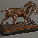 Lecourtier, Prosper (1855-1924) "Jagdhund einen Fasan apportierend", Bronze auf Marmor Sockel, 14x19x7,5cm - Foto 1