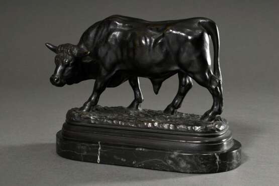 Wefing, Heinrich (1854-1920) "Bulle", Bronze auf schwarzem Marmorsockel, bez.: "Prof. Wefing", 19x22x11,5cm - photo 2