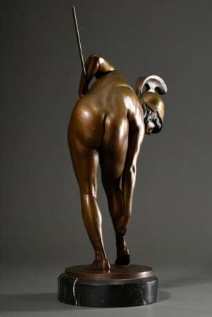 Marcuse, Rudolf (1878-1940) "Amazone" um 1910, Bronze, auf Marmorsockel, auf d. Plinthe sign., Gießerstempel "Akt. Ges. v. H. Gladenbeck u. Sohn. Berlin. D598", H. (mit Sockel) ca. 58cm, Speerspitze l… - Foto 4