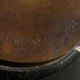 Marcuse, Rudolf (1878-1940) "Amazone" um 1910, Bronze, auf Marmorsockel, auf d. Plinthe sign., Gießerstempel "Akt. Ges. v. H. Gladenbeck u. Sohn. Berlin. D598", H. (mit Sockel) ca. 58cm, Speerspitze l… - Foto 7