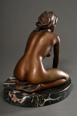 Breker, Arno (1900-1991) "Knieendes Mädchen", 285/499, sign./num., Bronze braun patiniert, Guss "Venturi arte", auf Marmorsockel, 24x18x24cm - Foto 3