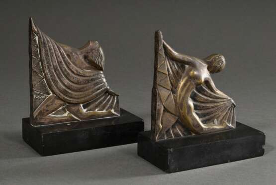 Paar Messing Art Deco Buchstützen „Tänzerinnen“ auf schwarzem Marmorsockel, je sign. "Kovars z", num. 8183/8184, am Boden bez. "France", 17,4/19,9x15x7,5cm, Sockel best., durchgeputzt - Foto 2