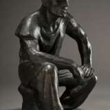Propf, Robert (1910-1986) „Sitzender Bergmann“, Bronze, dunkel patiniert, verso sign., H. 29cm, min. Farbspritzer - photo 1
