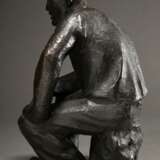 Propf, Robert (1910-1986) „Sitzender Bergmann“, Bronze, dunkel patiniert, verso sign., H. 29cm, min. Farbspritzer - фото 4