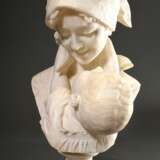 Marmor Skulptur "Mutter und Kind", auf rundem Sockel (Büste darauf drehbar), verso monogr./dat./bez., wohl Italien, H. 52,5cm, Sockel best. - Foto 6