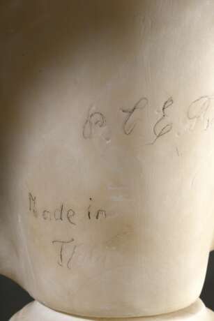 Marmor Skulptur "Mutter und Kind", auf rundem Sockel (Büste darauf drehbar), verso monogr./dat./bez., wohl Italien, H. 52,5cm, Sockel best. - Foto 9