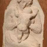 Manolo (1872-1945) "Mutter und Kind" 1929, Terracotta Halbrelief, weiß gefasst, 3/10, 28,5x21cm (m.R. 41x32cm), mit Original Rechnung von 1975, Galerie Louise Leris/ Paris, leicht fleckig - photo 2