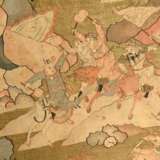 Bedeutender großer Kesi Wandbehang mit umlaufender Rahmung "Buddhistische Symbole" auf blauer Bordüre und zweigeteilter vielfiguriger Darstellung auf goldenem Grund "Reitergefecht" und "Kaiserlic… - Foto 5