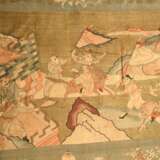 Bedeutender großer Kesi Wandbehang mit umlaufender Rahmung "Buddhistische Symbole" auf blauer Bordüre und zweigeteilter vielfiguriger Darstellung auf goldenem Grund "Reitergefecht" und "Kaiserlic… - photo 7