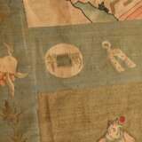 Bedeutender großer Kesi Wandbehang mit umlaufender Rahmung "Buddhistische Symbole" auf blauer Bordüre und zweigeteilter vielfiguriger Darstellung auf goldenem Grund "Reitergefecht" und "Kaiserlic… - Foto 8