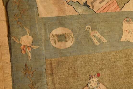 Bedeutender großer Kesi Wandbehang mit umlaufender Rahmung "Buddhistische Symbole" auf blauer Bordüre und zweigeteilter vielfiguriger Darstellung auf goldenem Grund "Reitergefecht" und "Kaiserlic… - photo 8