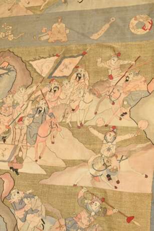 Bedeutender großer Kesi Wandbehang mit umlaufender Rahmung "Buddhistische Symbole" auf blauer Bordüre und zweigeteilter vielfiguriger Darstellung auf goldenem Grund "Reitergefecht" und "Kaiserlic… - Foto 11