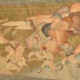 Bedeutender großer Kesi Wandbehang mit umlaufender Rahmung "Buddhistische Symbole" auf blauer Bordüre und zweigeteilter vielfiguriger Darstellung auf goldenem Grund "Reitergefecht" und "Kaiserlic… - Foto 12