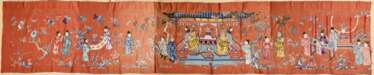 Chinesischer Seiden Wandbehang mit detailreicher Flachstickerei in polychromen Seiden- sowie Goldfäden &quot;Audienz bei einem Ahnen Paar&quot; auf rostrotem Grund, um 1900, ca. 76x400cm, partiell leicht verfärbt, mehrfa…