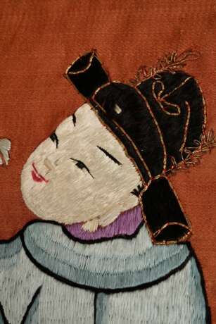 Chinesischer Seiden Wandbehang mit detailreicher Flachstickerei in polychromen Seiden- sowie Goldfäden "Audienz bei einem Ahnen Paar" auf rostrotem Grund, um 1900, ca. 76x400cm, partiell leicht verfärbt, mehrfa… - Foto 9