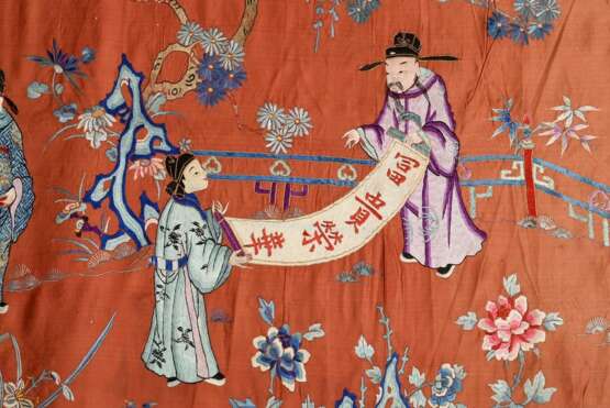 Chinesischer Seiden Wandbehang mit detailreicher Flachstickerei in polychromen Seiden- sowie Goldfäden "Audienz bei einem Ahnen Paar" auf rostrotem Grund, um 1900, ca. 76x400cm, partiell leicht verfärbt, mehrfa… - photo 13