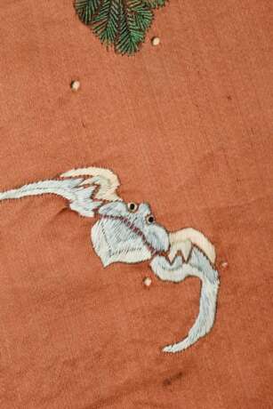 Chinesischer Seiden Wandbehang mit detailreicher Flachstickerei in polychromen Seiden- sowie Goldfäden "Audienz bei einem Ahnen Paar" auf rostrotem Grund, um 1900, ca. 76x400cm, partiell leicht verfärbt, mehrfa… - photo 14