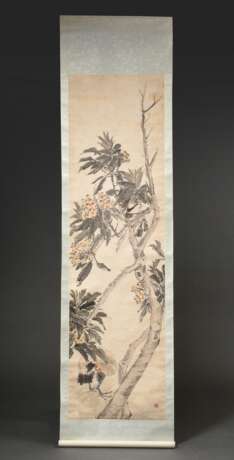 Chinesisches Rollbild "Vogel und Baum mit orangen Früchten", farbige Tusche auf Papier auf Seide montiert, Siegel, wohl 19.Jh., 208x58cm - Foto 1