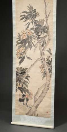 Chinesisches Rollbild "Vogel und Baum mit orangen Früchten", farbige Tusche auf Papier auf Seide montiert, Siegel, wohl 19.Jh., 208x58cm - Foto 2